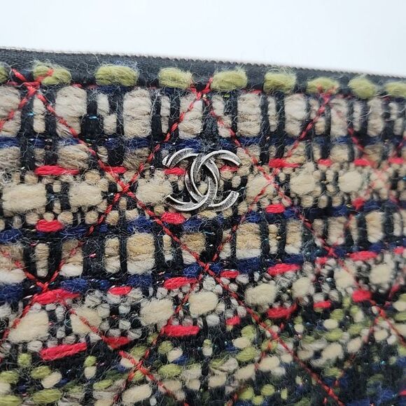 Chanel Charm Decorated Tweed Clutch New Medium - Picture 2 of 5